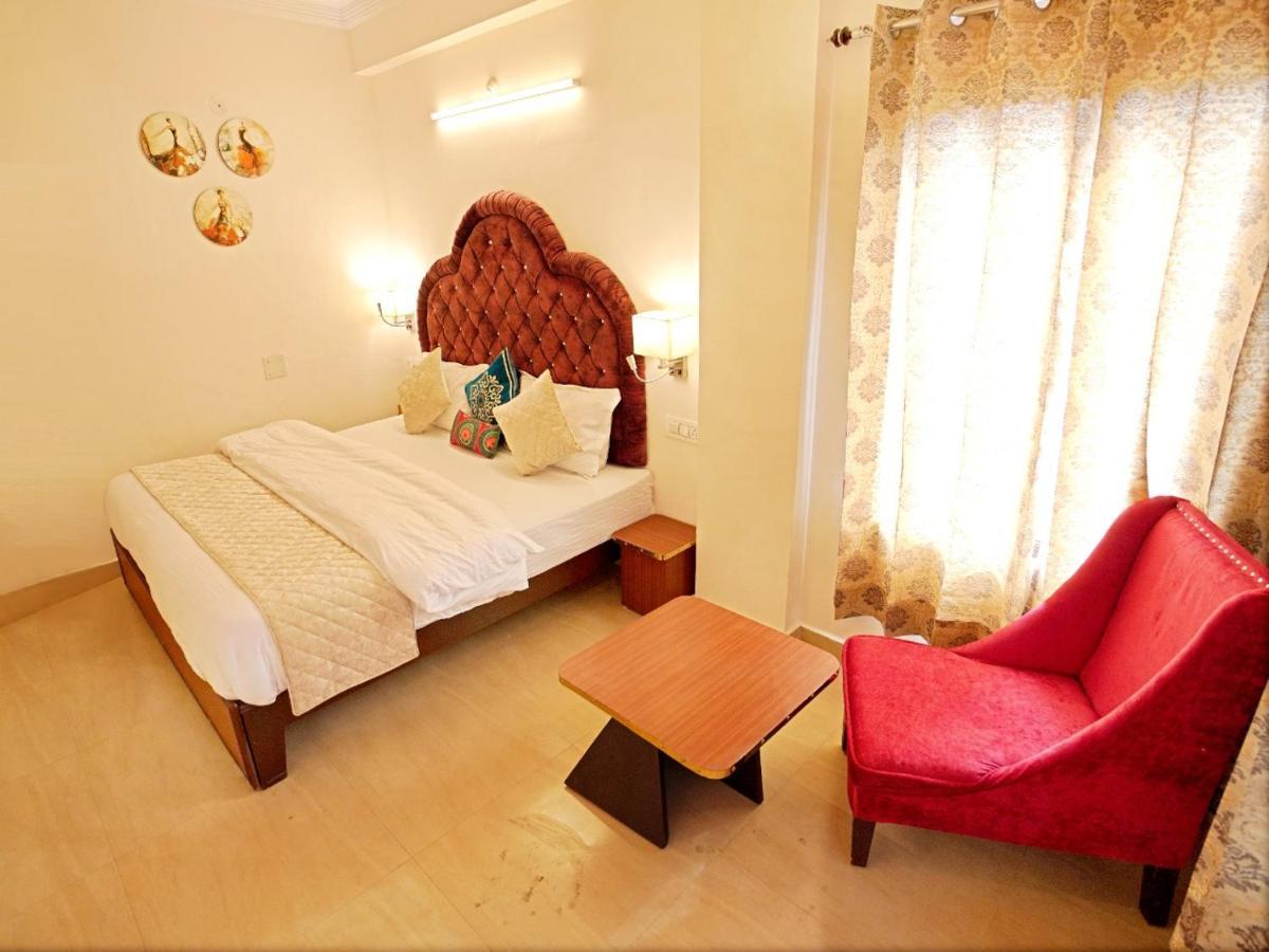 The Neeraj Palace Risikés Kültér fotó