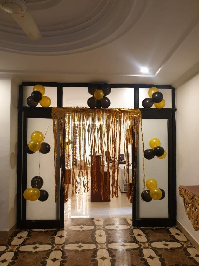 The Neeraj Palace Risikés Kültér fotó