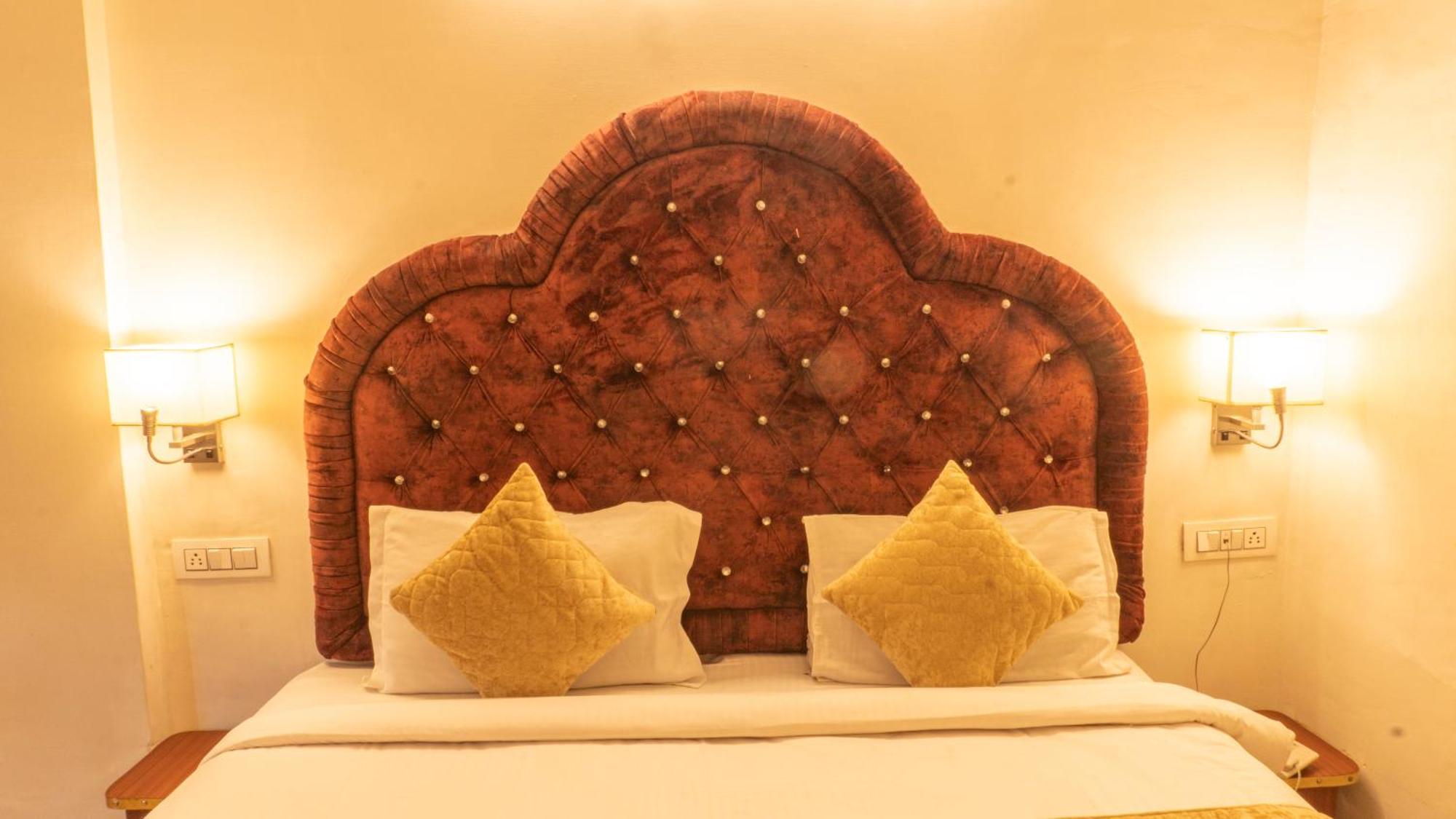 The Neeraj Palace Risikés Kültér fotó