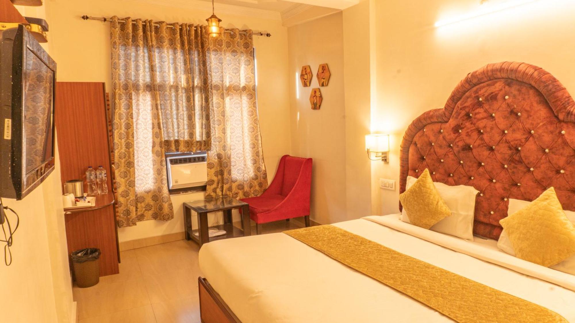 The Neeraj Palace Risikés Kültér fotó