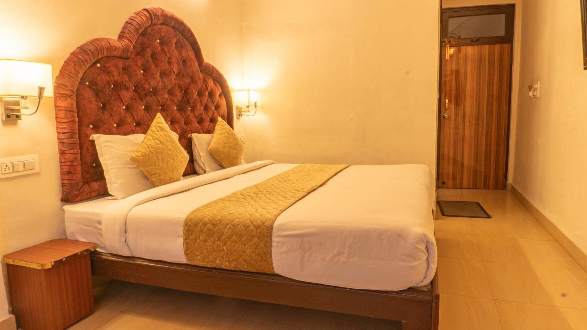 The Neeraj Palace Risikés Kültér fotó